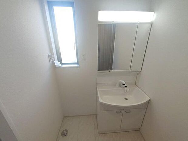 【洗面台・洗面所】サニタリースペースには窓が備えられております。毎朝の身支度も、陽の光差し込む明るい空間で、快適にお使い頂けそうです。