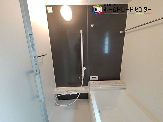 【浴室】≪Bathroom≫
窓付きのバスルームは、採光もあり明るく気持ちの良い空間です。窓があることで、換気環境も良好。掃除もスムーズに出来ます。