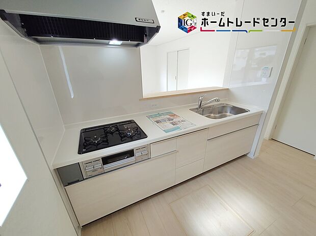 【キッチン】≪Kitchen≫
明るく開放感のあるリビング。対面式キッチンは、いつでもご家族を感じられる空間作りの重要ポイントになりそうです。