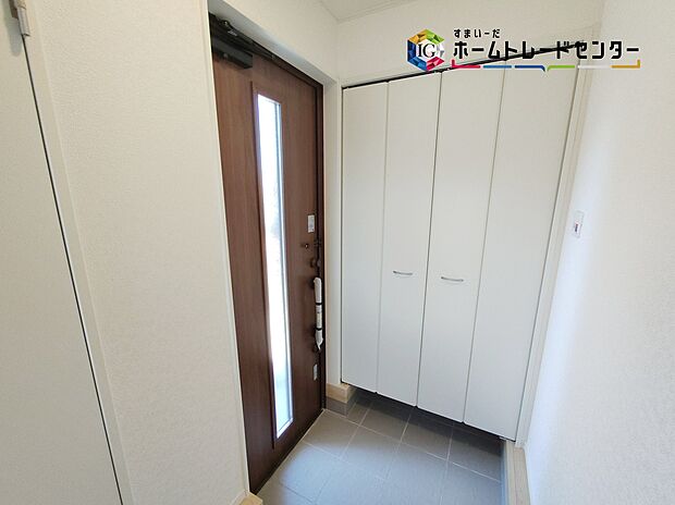 【玄関】開放感のある玄関ホール。温もり感じるフローリング仕様ですので、ご家族やお客様を温かく迎えてくれます。