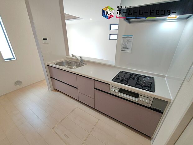 【キッチン】≪Kitchen≫
明るく開放感のあるリビング。対面式キッチンは、いつでもご家族を感じられる空間作りの重要ポイントになりそうです。
