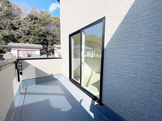 【バルコニー】晴れた日にはたっぷりのお洗濯ものを干すことができるバルコニー。