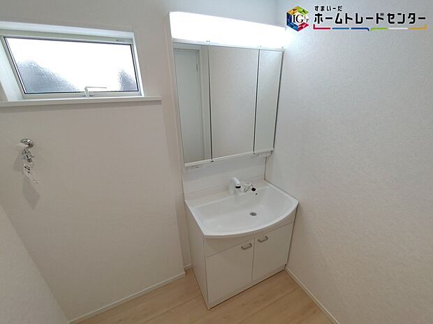 【洗面所】サニタリースペースには窓が備えられております。毎朝の身支度も、陽の光差し込む明るい空間で、快適にお使い頂けそうです。