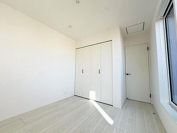 【リビング以外の居室】全居室収納完備でお部屋を広くお使いいただけます！