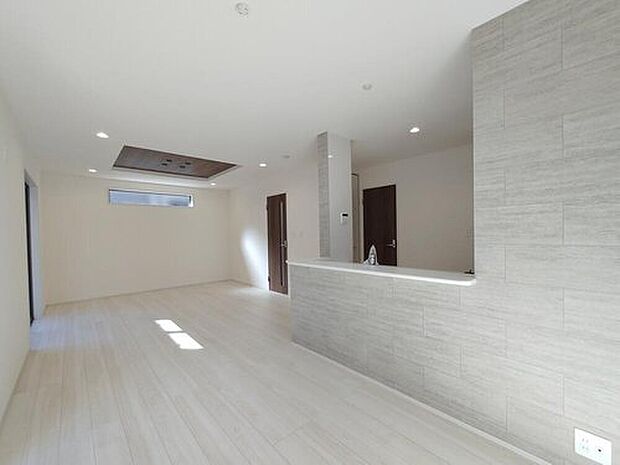 【≪Living room≫】日当たりがいいので雨の日でも日中は暗くなり過ぎずに過ごせます。