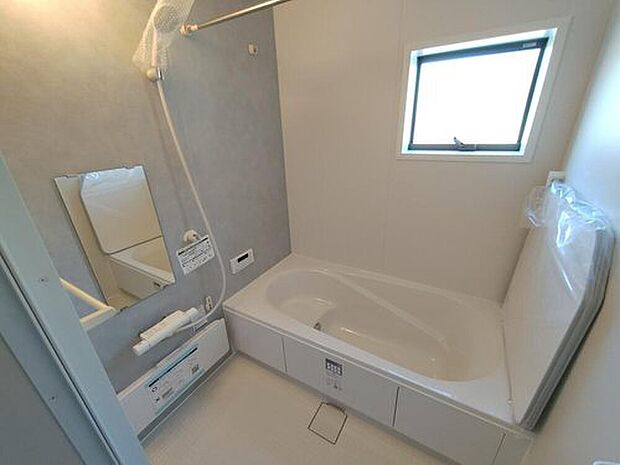 【≪Bathroom≫】窓付きのバスルームは、明るく換気環境も良好。日中の入浴も気持ちよくお使い頂けそうです。