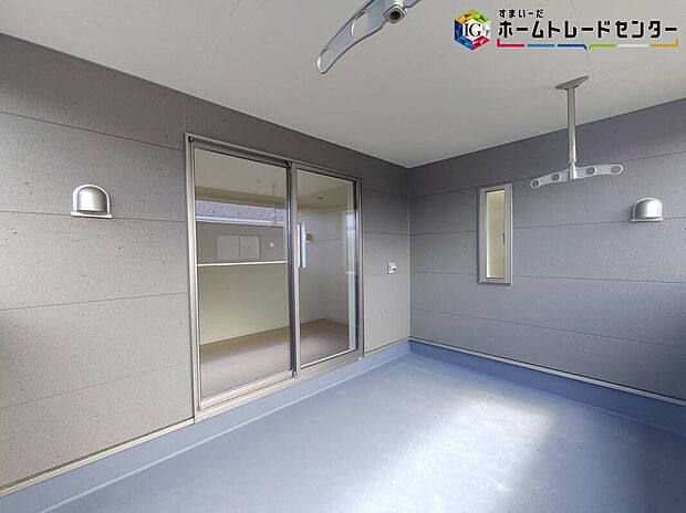 【バルコニー】≪balcony≫
晴れた日にはたっぷりのお洗濯ものを干すことができるバルコニー。