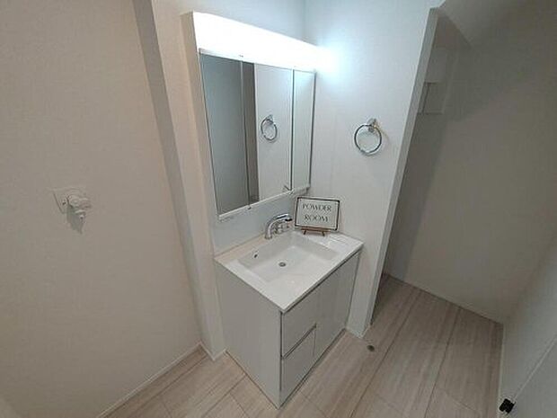 【洗面台・洗面所】収納たっぷり、スッキリと見映えの良い空間に拵えました。時間に余裕とゆとりを持たせます。