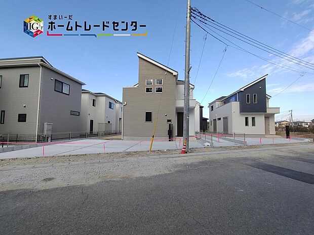 【前面道路含む現地写真】◆平日・お仕事帰りなど、いつでもご案内させていただきます！デザイン・目に見える設備面も大切ですが、耐震構造で地震に強い家の為、次代へ繋ぐ強固な住宅です。