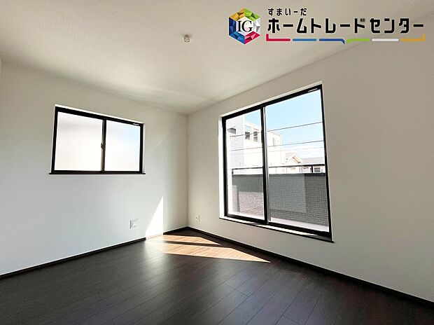 【居室】≪Room≫
お陽さまの光をさわやかな風をたっぷりとりこめます。室内はいつも明るい印象なので気持ちの良い朝を迎えられます。毎日の生活も明るくなりそうです。