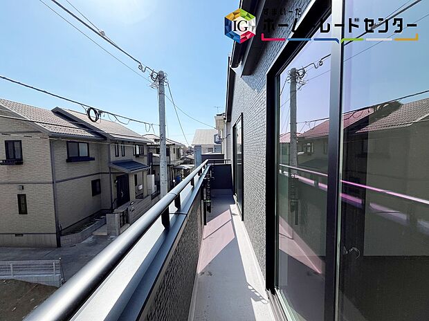 【バルコニー】南側に設置されたバルコニー。心地よい春の陽射しや暖かな風を楽しむことが出来る。晴れた日にはたっぷりの洗濯物や布団を干せます！