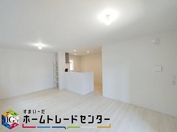 【リビング】日当たりがいいので雨の日でも日中は暗くなり過ぎずに過ごせます。