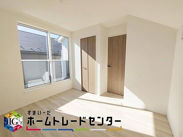 【リビング以外の居室】明るめのフローリングですので、壁紙ともマッチし、お部屋を更に広く見せてくれる効果も。