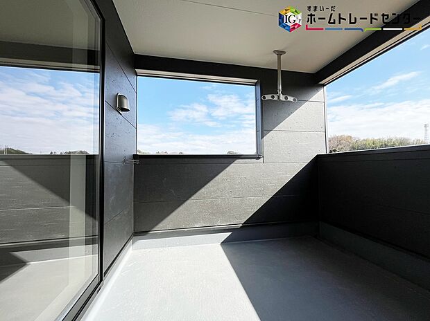 【バルコニー】≪balcony≫
晴れた日にはたっぷりのお洗濯ものを干すことができるバルコニー。