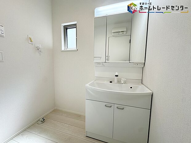 【洗面所】≪Powder room≫
サニタリースペースには窓が備えられております。毎朝の身支度も、陽の光差し込む明るい空間で、快適にお使い頂けそうです。