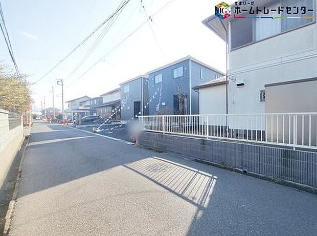 【前面道路含む現地写真】カースペース２台分ございますので、家族分の自転車を駐輪したり、来客用の駐車スペースとしてもお使いいただけます。