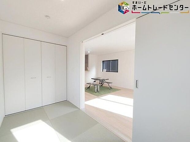 【リビング以外の居室】寛ぐにも最適な和室。お子様のお昼寝スペースにもなりますね♪