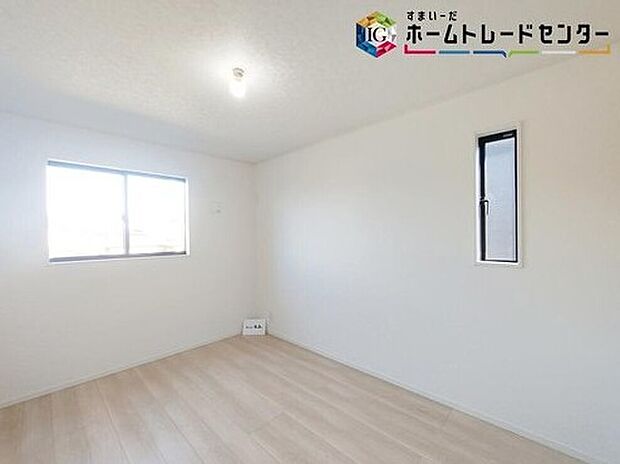 【リビング以外の居室】お陽さまの光をさわやかな風をたっぷりとりこめます。室内はいつも明るい印象なので気持ちの良い朝を迎えられます。毎日の生活も明るくなりそうです。