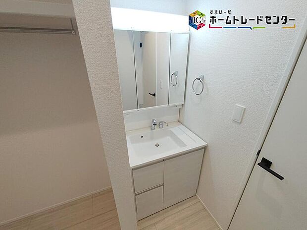 【洗面台・洗面所】白を基調とした爽やかなサニタリースペース。清潔感のある快適空間です。毎日の身支度も気持ち良くお使い頂けます。