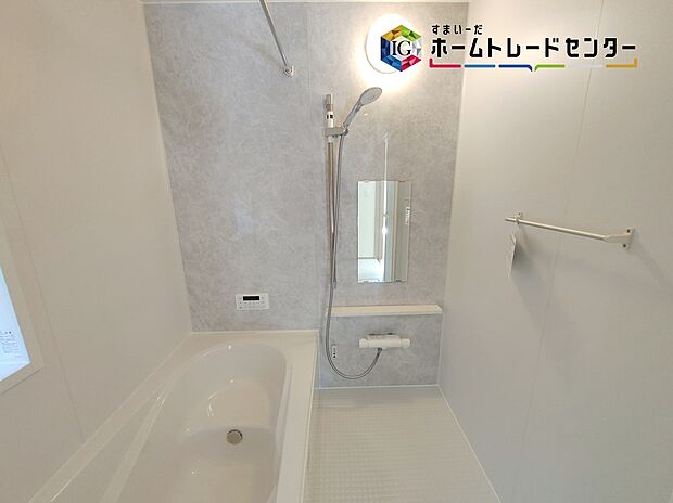 【浴室】≪Bathroom≫
窓付きのバスルームは、採光もあり明るく気持ちの良い空間です。窓があることで、換気環境も良好。掃除もスムーズに出来ます。