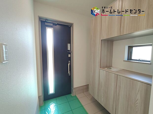 【玄関】開放感のある玄関ホール。温もり感じるフローリング仕様ですので、ご家族やお客様を温かく迎えてくれます。