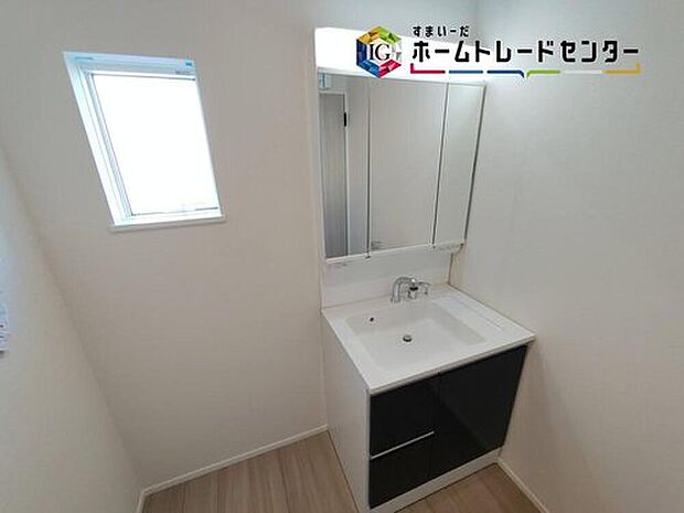 【洗面台・洗面所】女性にはうれしい3面鏡化粧台。鏡の裏が収納になっている機能的なタイプです