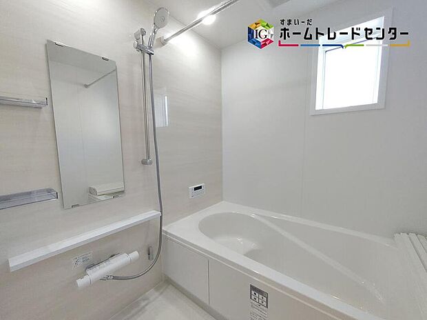【≪Bathroom≫】窓付きのバスルームは、採光もあり明るく気持ちの良い空間です。窓があることで、換気環境も良好。掃除もスムーズに出来ます。