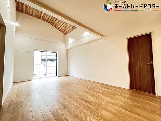 【リビング】ホームパーティに招きたくなる自慢の広々LDK．伸びやかな子育てや、にぎやかなふれあいの日々を存分に楽しんでください。