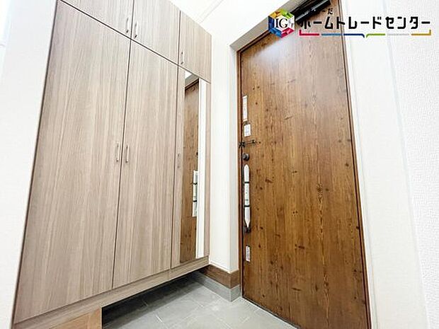 【玄関】開放感のある玄関ホール。温もり感じるフローリング仕様ですので、ご家族やお客様を温かく迎えてくれます。