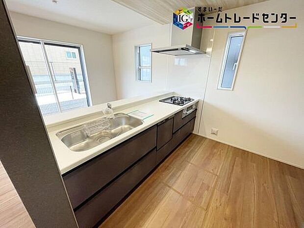 【キッチン】リビングで遊んでいるお子様を見守りながら、時にはお喋りをしながら料理や後片付けができる人気の高いスタイルです♪

