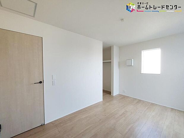 【リビング以外の居室】2面採光を確保した明るい室内は、風通しも良く、大変居心地の良い空間となっております。爽やかな風を感じて起きる朝は、快適生活の始まりに！