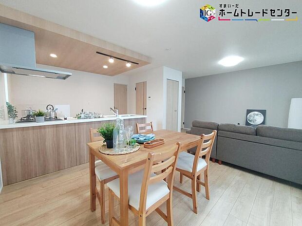 【リビング】大きな窓のあるリビングは、陽光あふれる明るい空間です。居心地良く、ご家族皆がゆったり寛げる憩いの空間となりそうです。