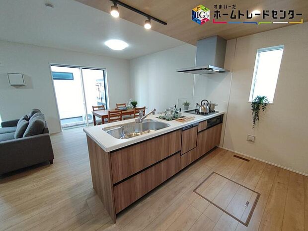 【キッチン】明るく開放感のあるリビング。対面式キッチンは、いつでもご家族を感じられる空間作りの重要ポイントになりそうです。