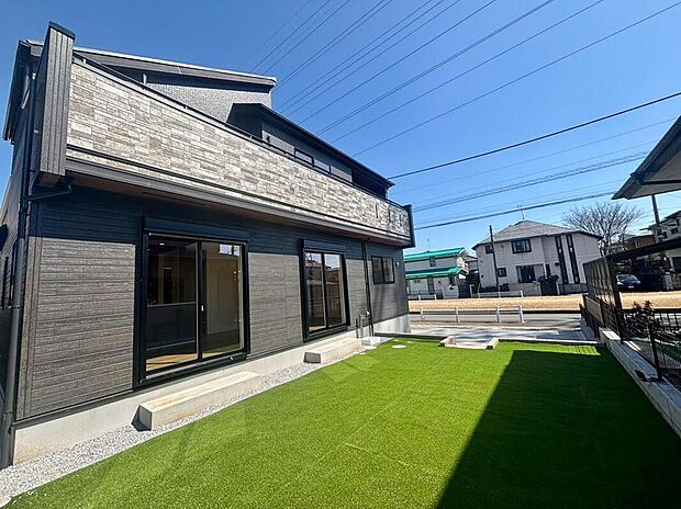 【庭】陽当たりの良い南庭では、夏はお子様のビニールプールも楽しめそうです！