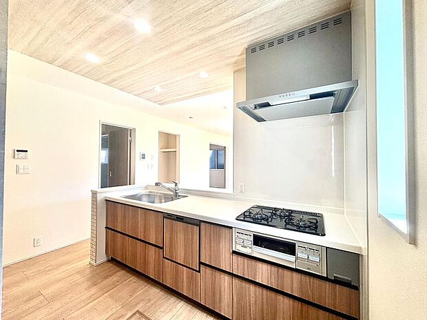 【キッチン】リビングで遊んでいるお子様を見守りながら、時にはお喋りをしながら料理や後片付けができる人気の高いスタイルです♪