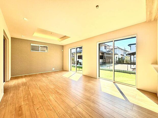 【リビング】ホームパーティに招きたくなる自慢の広々LDK．伸びやかな子育てや、にぎやかなふれあいの日々を存分に楽しんでください。