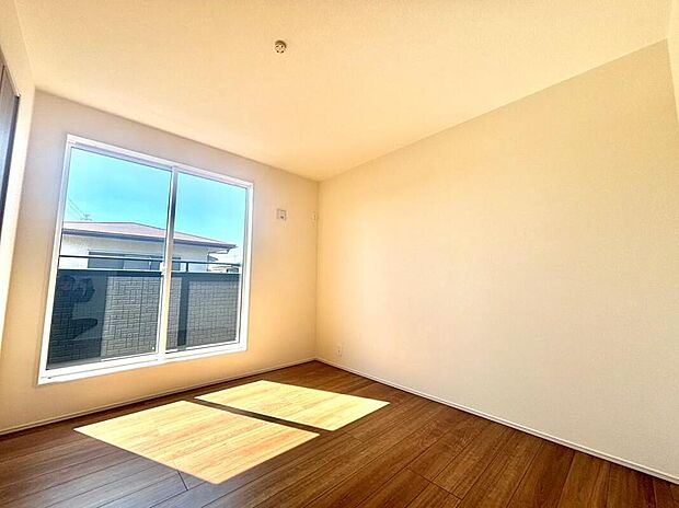 【リビング以外の居室】穏やかな光が差し込む室内には、穏やかな時間が流れます。休日には、落ち着いた空間で自分の趣味を楽しむのはいかがですか。