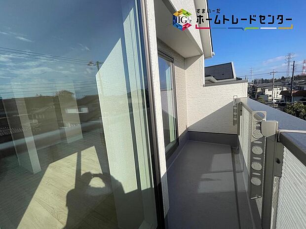 【バルコニー】≪balcony≫
晴れた日にはたっぷりのお洗濯ものを干すことができるバルコニー。