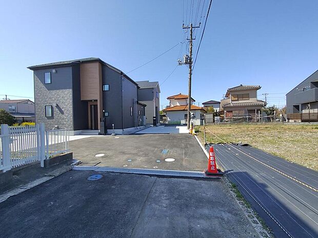 【前面道路含む現地写真】◆平日・お仕事帰りなど、いつでもご案内させていただきます！デザイン・目に見える設備面も大切ですが、耐震構造で地震に強い家の為、次代へ繋ぐ強固な住宅です。