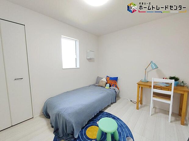 【リビング以外の居室】明るめのフローリングですので、壁紙ともマッチし、お部屋を更に広く見せてくれる効果も。