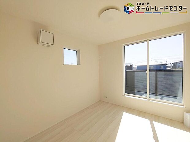 【リビング以外の居室】採光良好な明るい室内。木の温もりがやさしいフローリングは安らぎをもたらすプライベート空間。