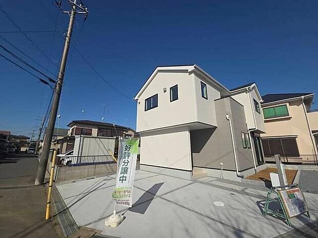 【前面道路含む現地写真】日当たり・風通し良好な角地です！
前面道路はゆとりのある幅で、お車の出し入れもスムーズに行えます♪