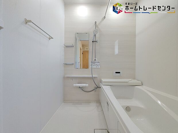 【浴室】≪Bathroom≫
窓付きのバスルーム。陽射し差し込む明るい環境は、日中の入浴も気持ち良くお使い頂けそうです。