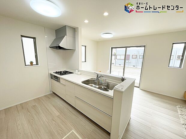 【キッチン】≪Kitchen≫
リビングで遊んでいるお子様を見守りながら、時にはお喋りをしながら料理や後片付けができる人気の高いスタイルです♪