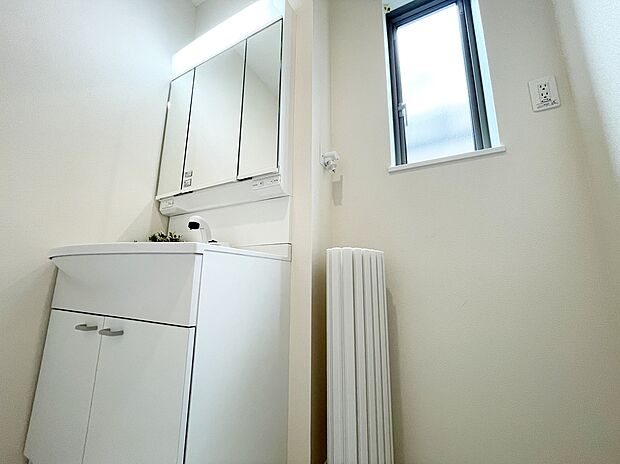 【洗面台】≪Powder room≫
サニタリースペースには窓が備えられております。毎朝の身支度も、陽の光差し込む明るい空間で、快適にお使い頂けそうです。