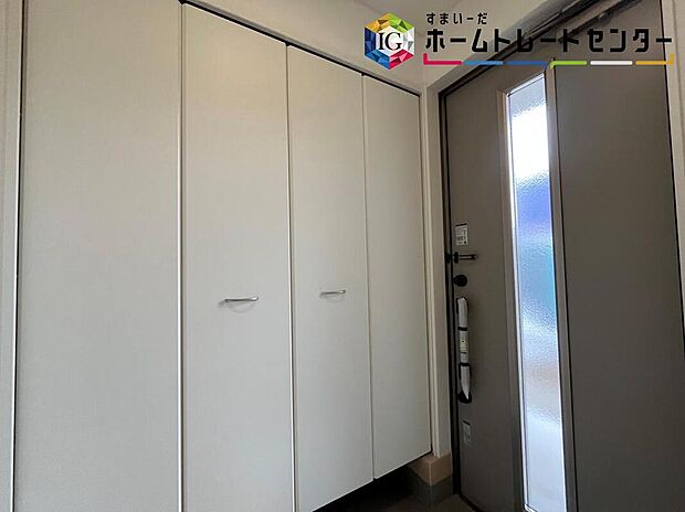 【玄関】ご家族が増えると靴の数も増えますね。扉を閉めてしまえば玄関もすっきりとした印象に。年末年始の来客が増える時期にも嬉しい玄関収納です。