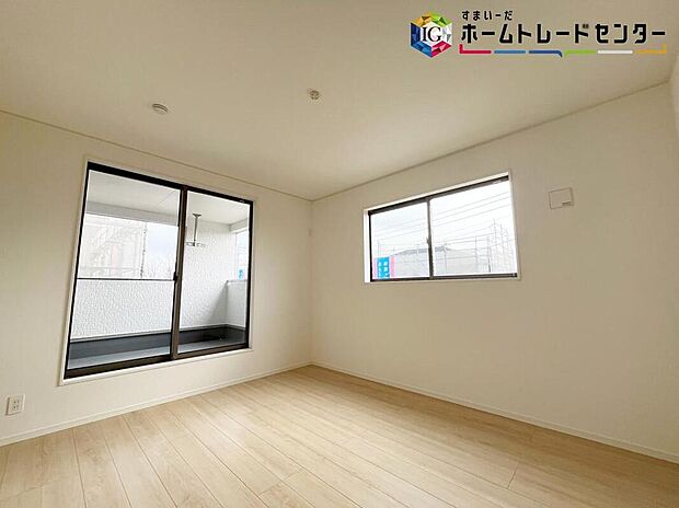 【リビング以外の居室】2面採光を確保した明るい室内は、風通しも良く、大変居心地の良い空間となっております。爽やかな風を感じて起きる朝は、快適生活の始まりに！