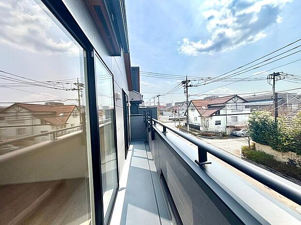 【バルコニー】南側に設置されたバルコニー。心地よい春の陽射しや暖かな風を楽しむことが出来る。晴れた日にはたっぷりの洗濯物や布団を干せます!