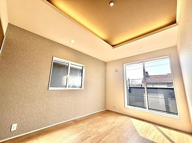 【リビング以外の居室】穏やかな光が差し込む室内には、穏やかな時間が流れます。休日には、落ち着いた空間で自分の趣味を楽しむのはいかがですか。