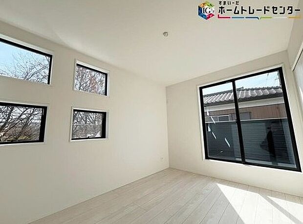 【リビング以外の居室】ホッと足を伸ばして寛げる和室をご用意。お子様の目の届く遊び場としても重宝します。